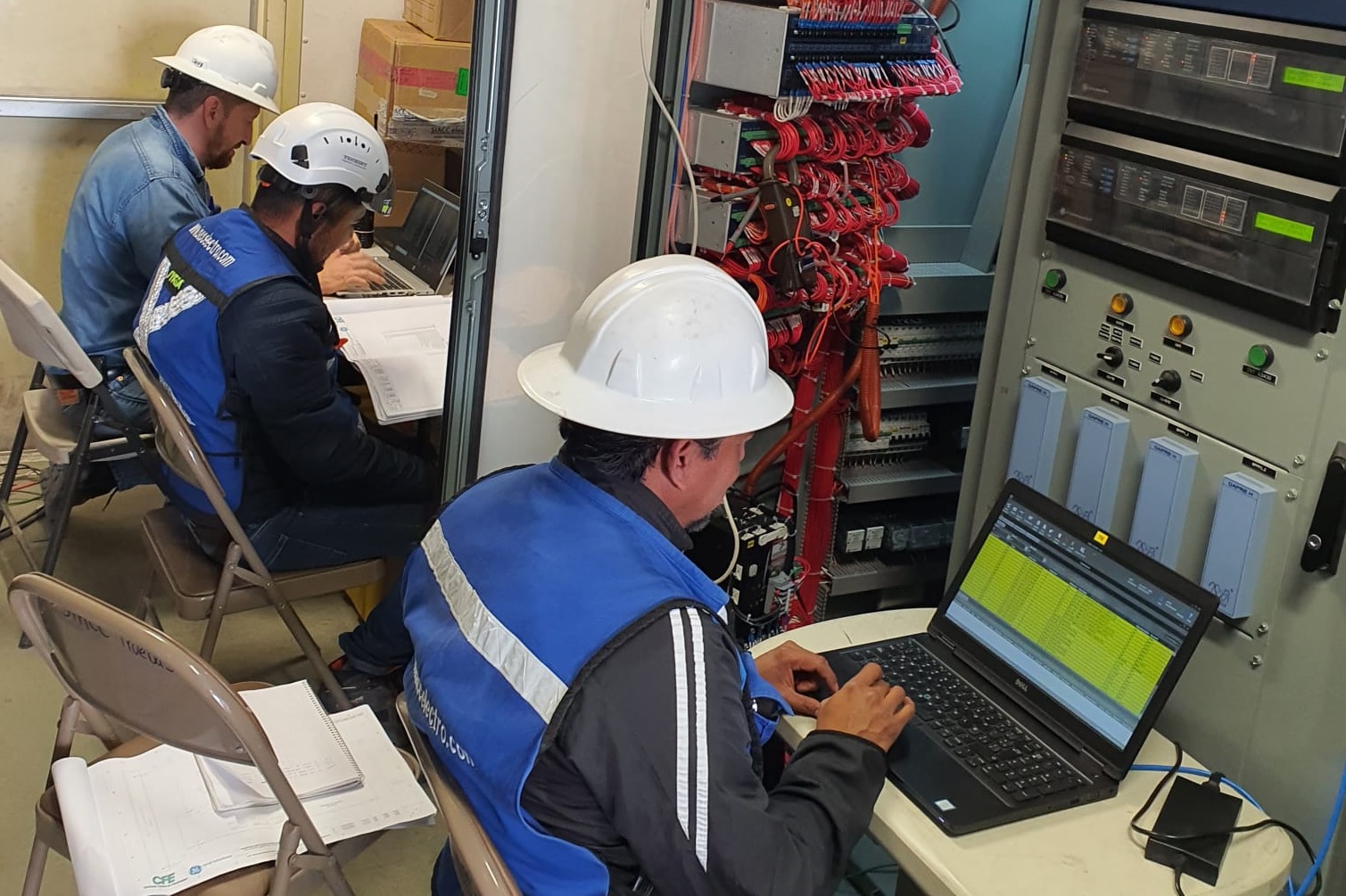Tecnicos trabajando